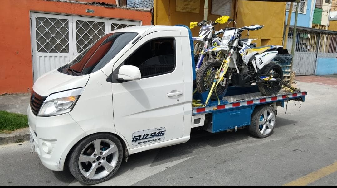 Grúa L&D en servicio urbano en Bogotá