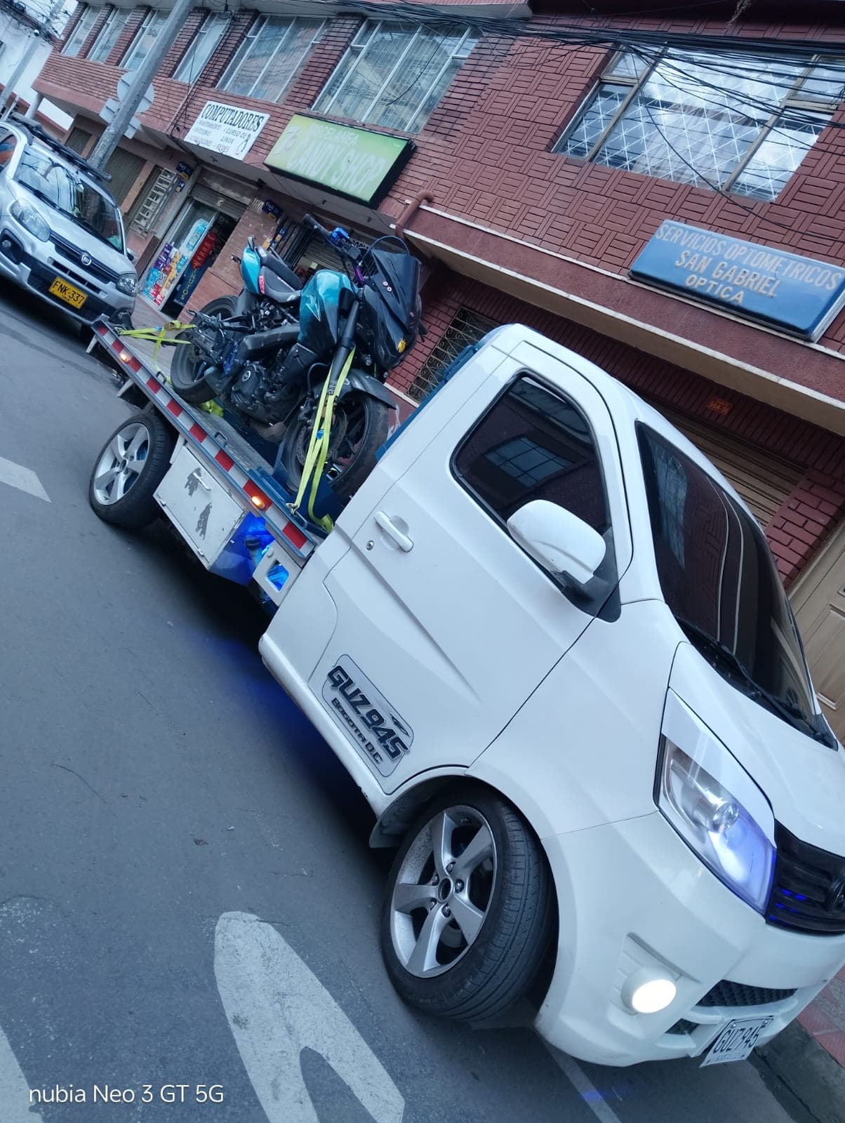 Grúa con vehículo asegurado en el planchón