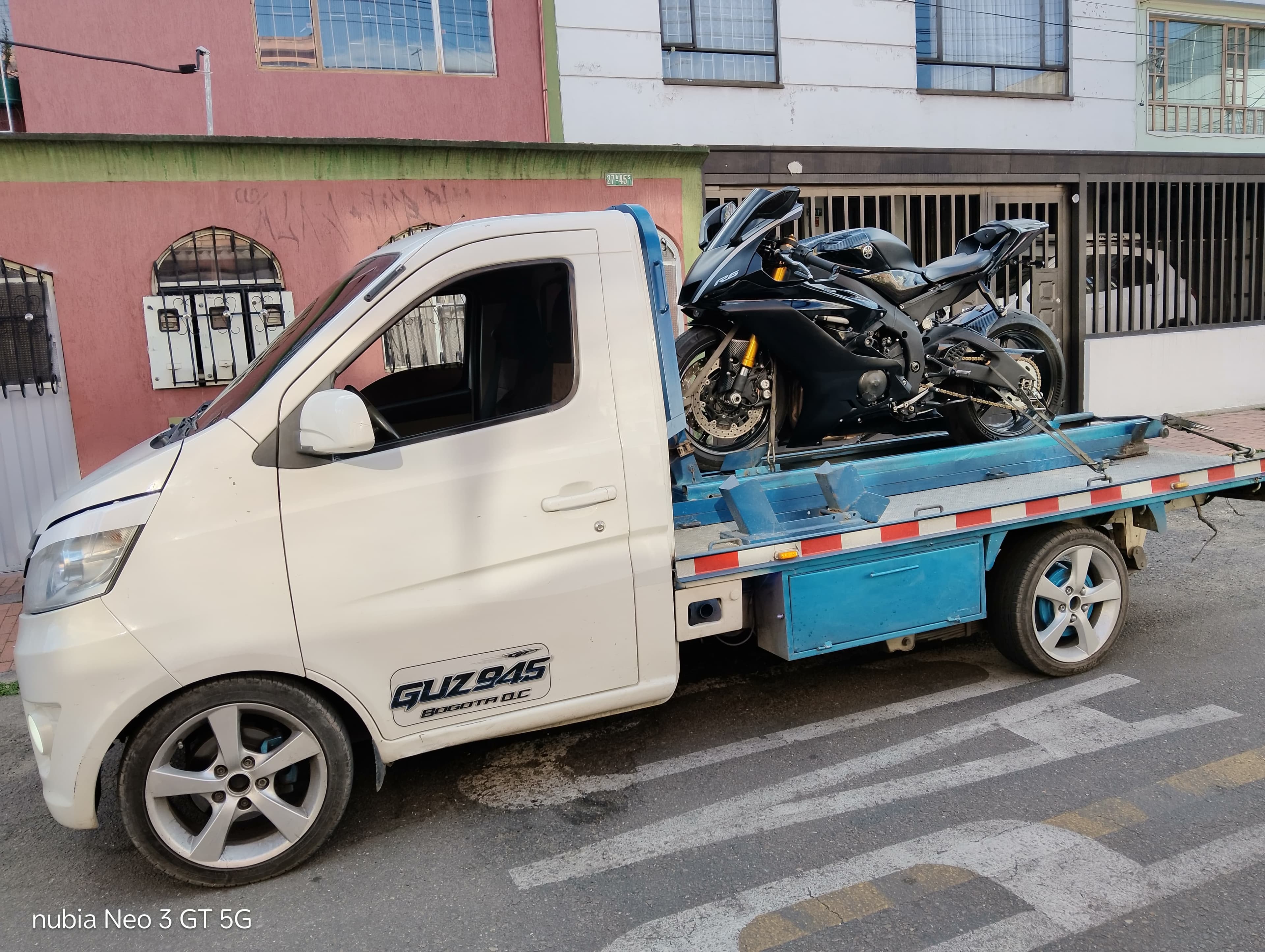 Transporte de vehículos en planchón especializado