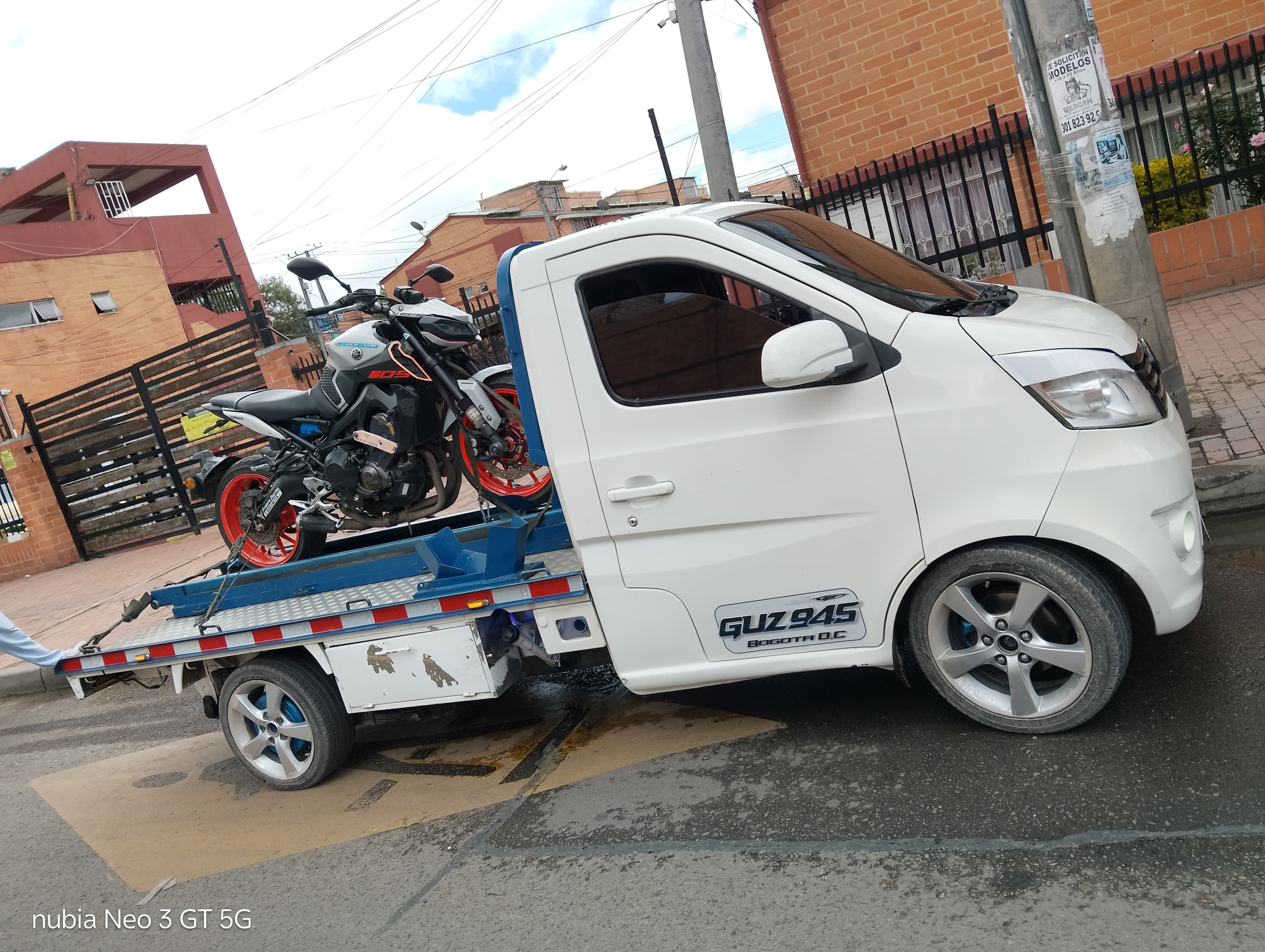 Planchón azul transportando vehículo