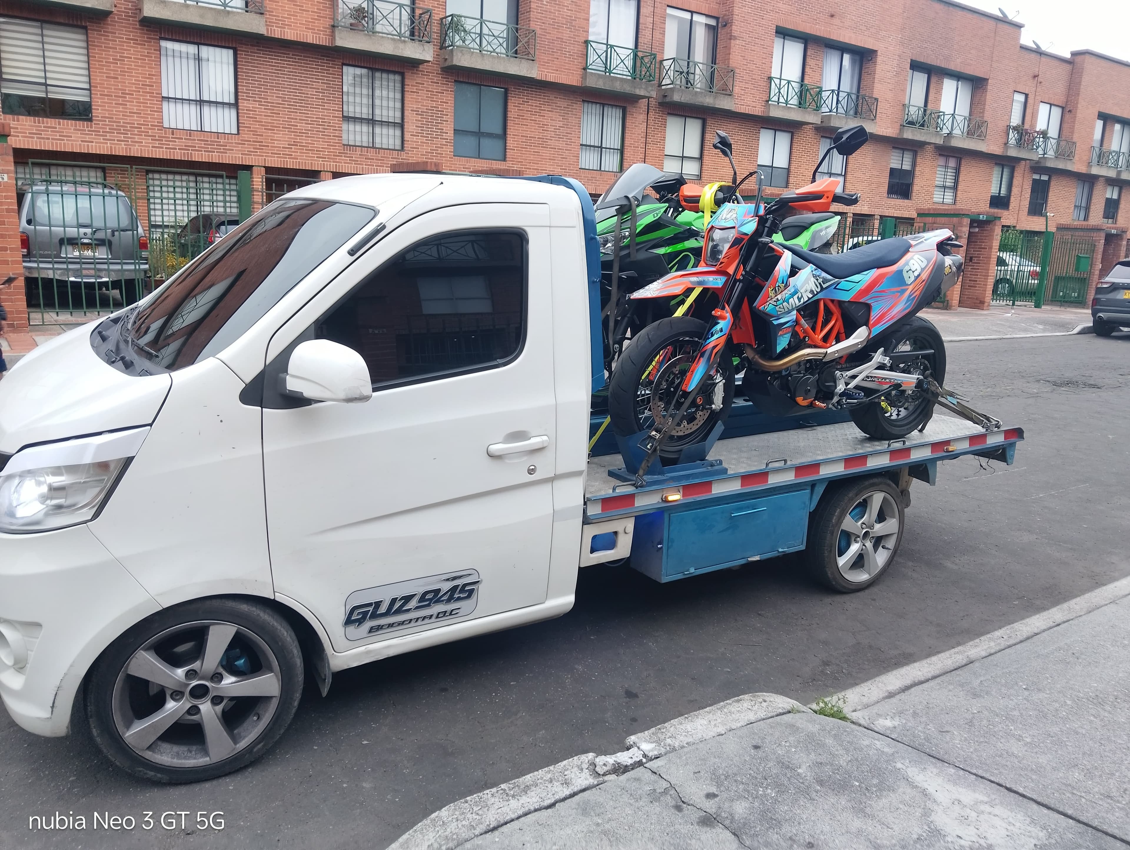 Servicio nocturno de grúa para carros y motos con iluminación LED