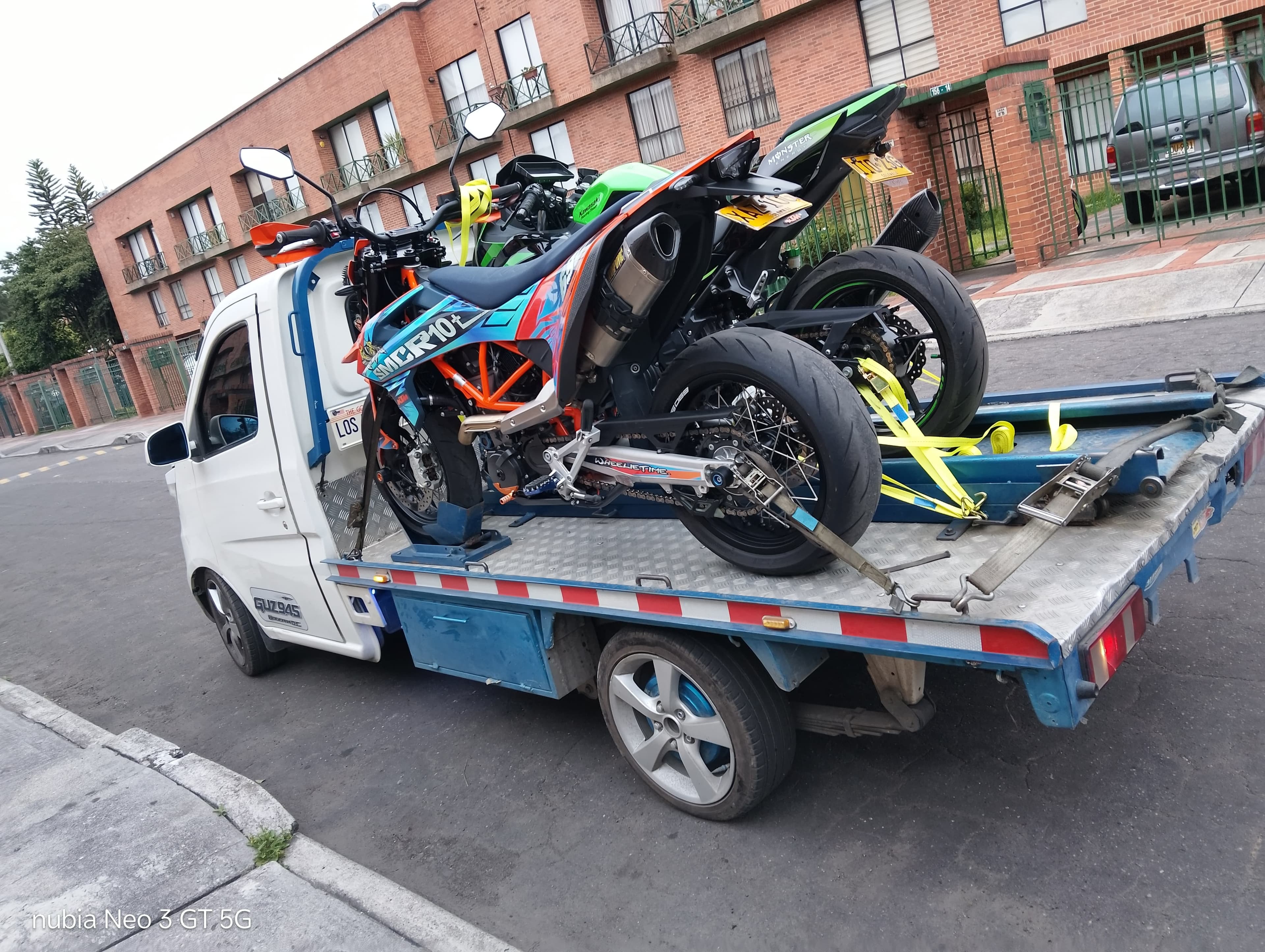 Grúa L&D transportando vehículos en Bogotá